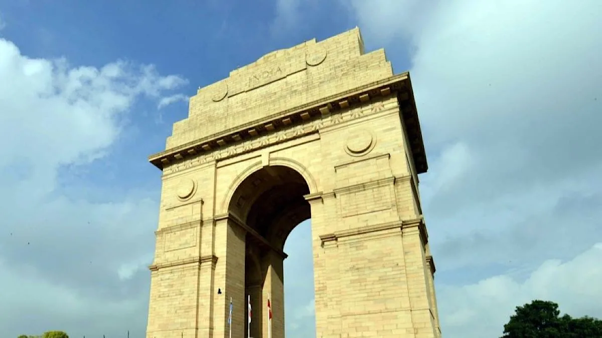 Hazy morning in Delhi after temp rises; IMD forecasts clear skies, gradual warming