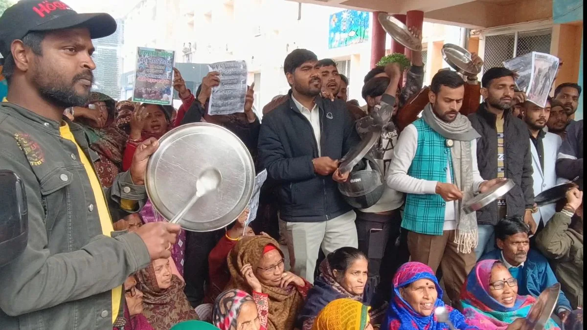 Agra residents bang plates at Municipal Corporation over poor civic services