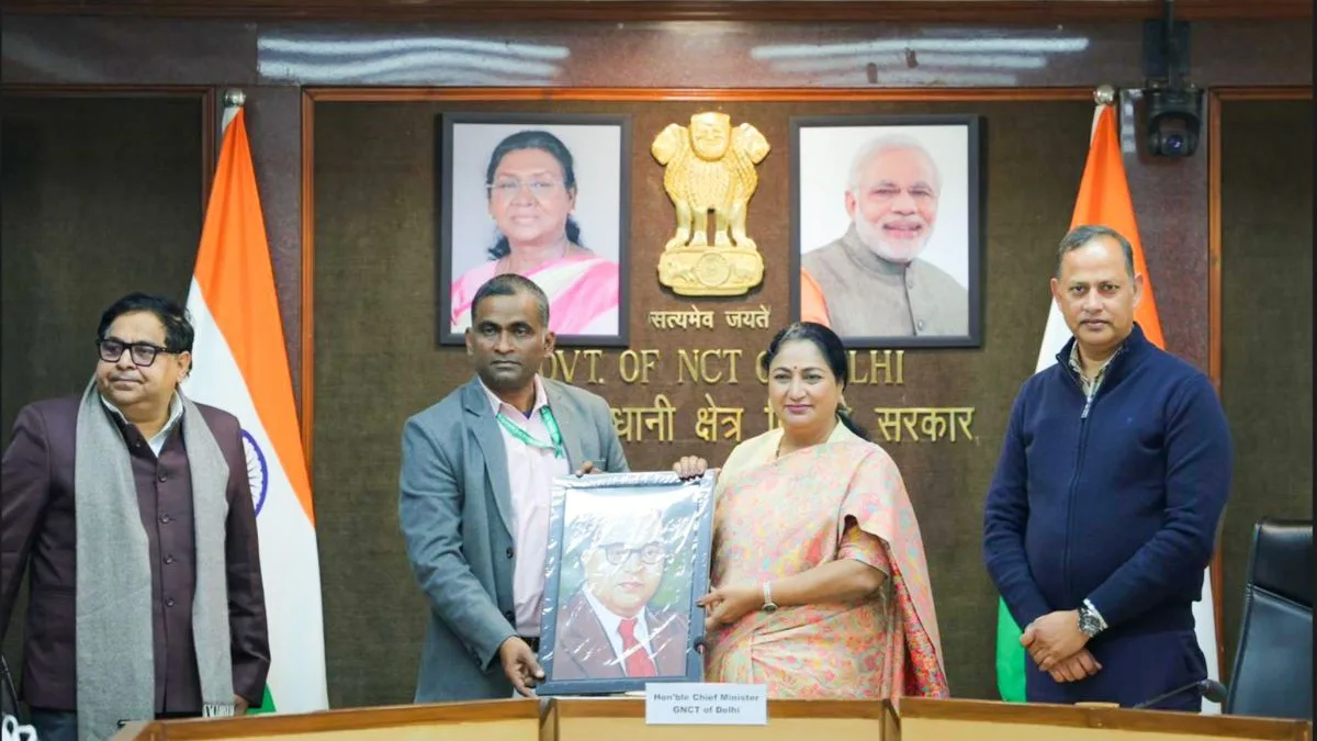 MCD sanitation workers thank Delhi CM for cashless medical facility
