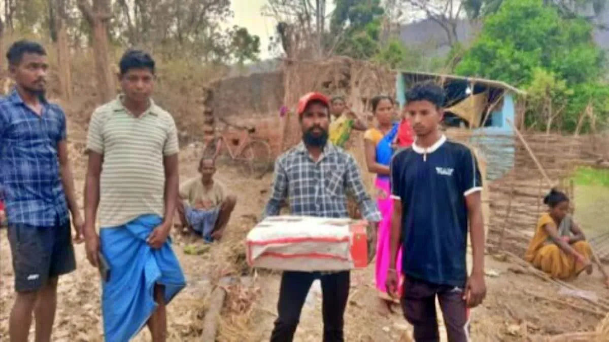 Jharkhand: Father carries dead newborn in cardboard box from hospital