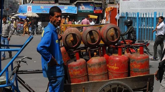 Govt bars LPG cylinders for PNG users; dual connection holders asked to surrender LPG
