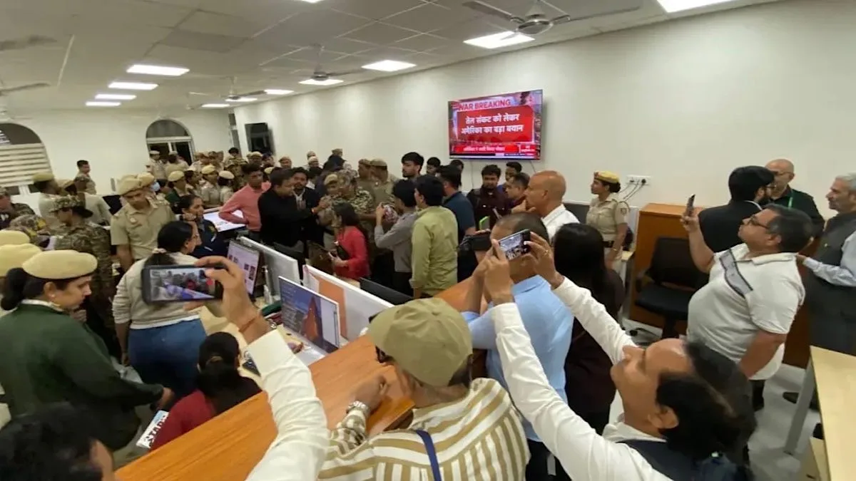 Cong, other Oppn parties condemn police action at UNI office