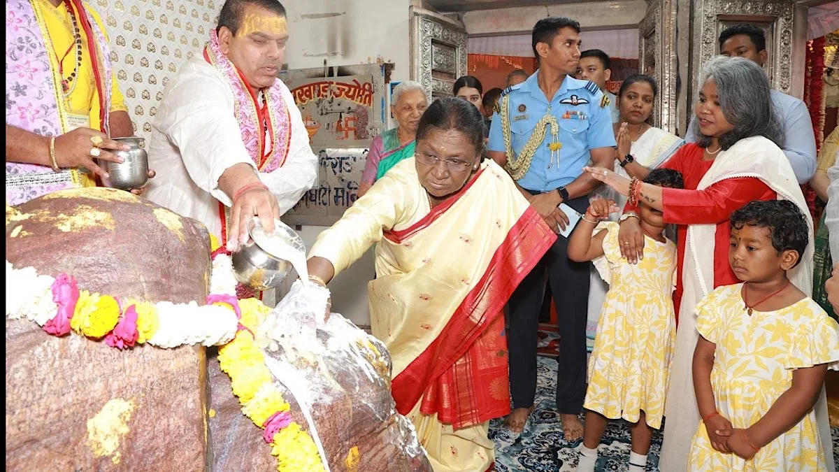 President offers prayer at Giriraj Temple; completes 21-km Parikrama and distributes chocolates to children