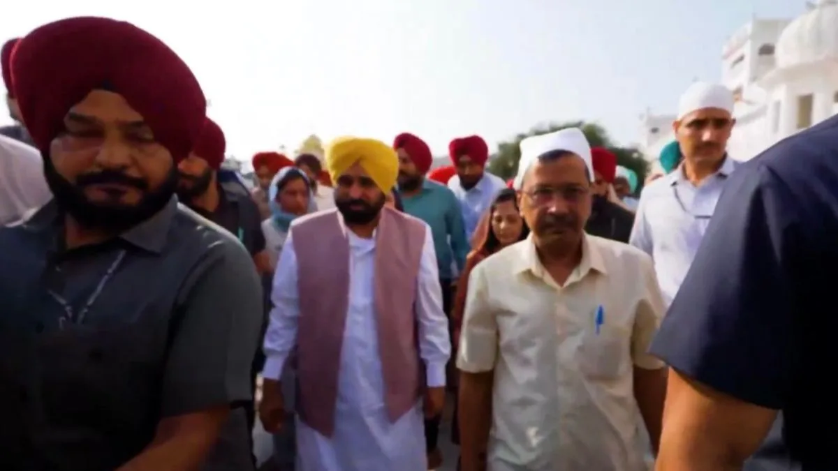 Arvind Kejriwal and Bhagwant Mann offer prayers at Golden Temple following a legal victory