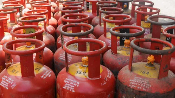 Govt doubles daily quota of 5-kg LPG cylinders for migrant workers across states