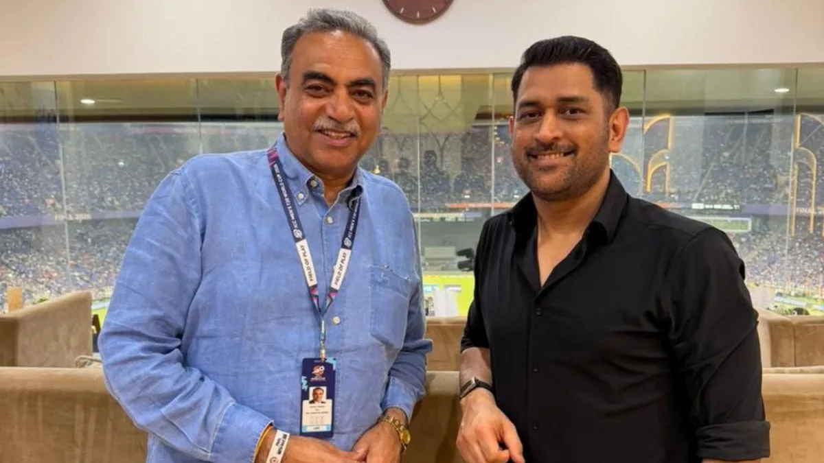 Sanjay Tandon meets MS Dhoni during historic T20 World Cup final