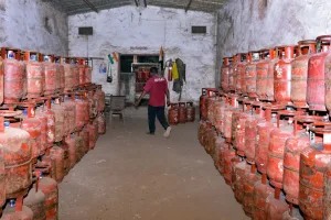 Commercial LPG cylinder becomes cheaper by Rs 183.50 from today; 19 kg cylinder now costs Rs 2,930 in Delhi