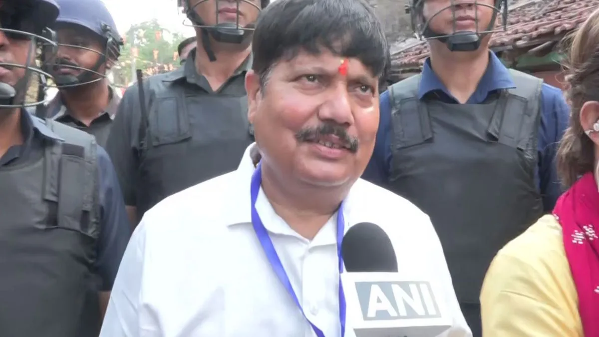 ‘Dummy EVM outside booth, voters guided’: BJP’s Arjun Singh flags alleged poll violation in Bengal