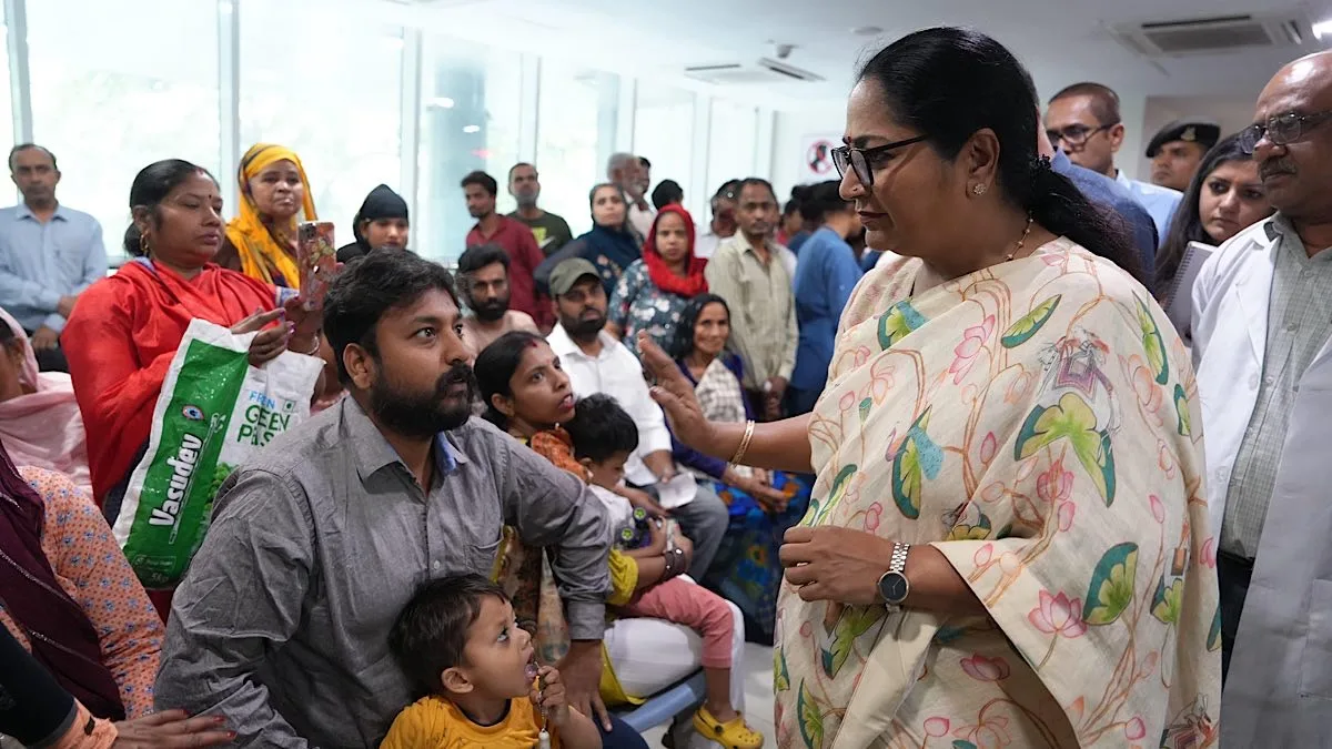 Delhi CM pulls up officials at Aruna Asaf Ali Hospital for mismanagement