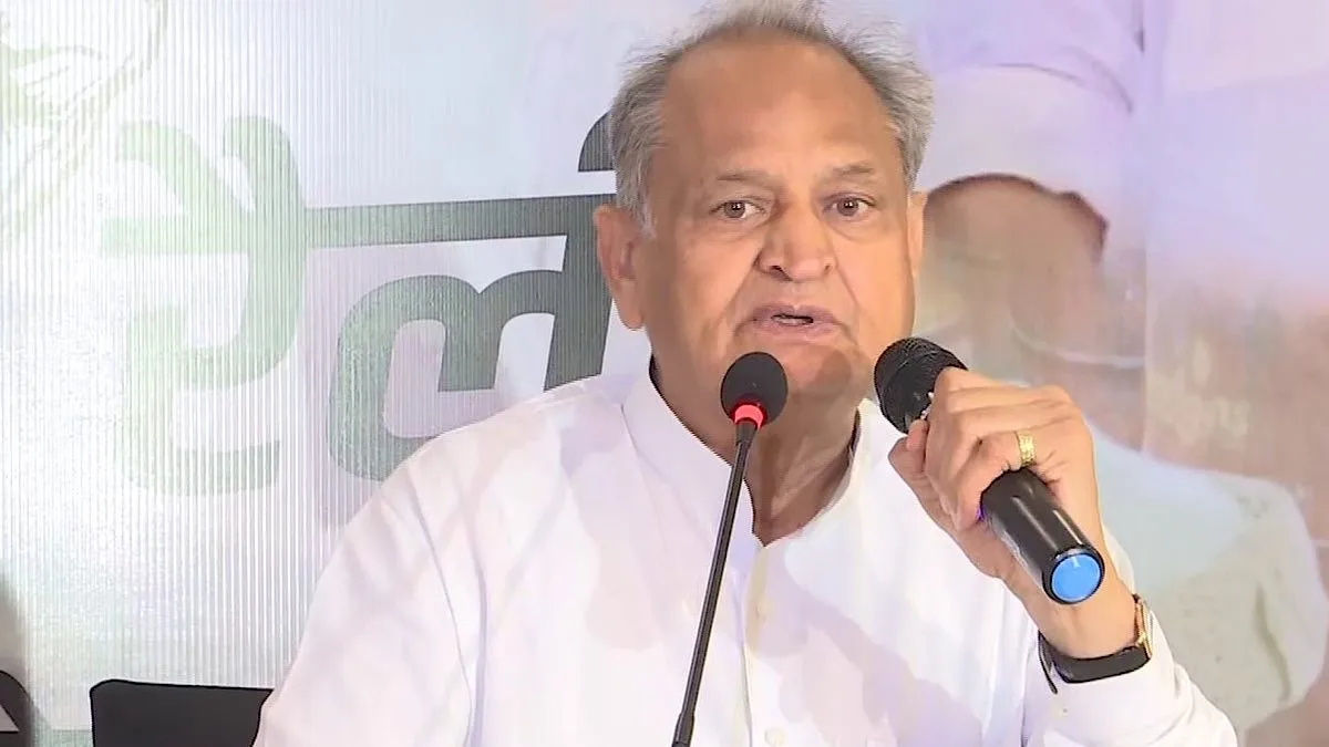 Gehlot calls on GenNext to learn to react appropriately to current affairs