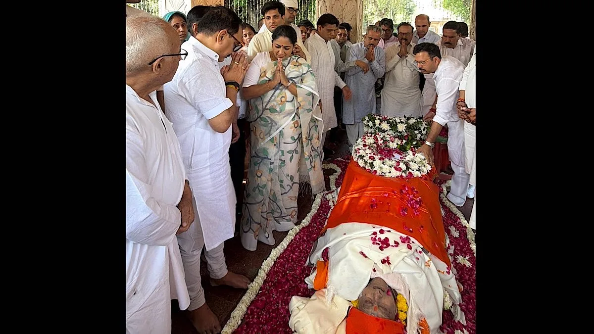 LG, CM attend funeral of Delhi BJP chief’s father Shyam Lal Sachdeva at Nigam Bodh Ghat