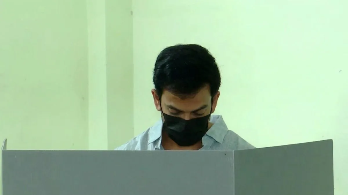 Prithviraj Sukumaran votes in Kochi.jpg