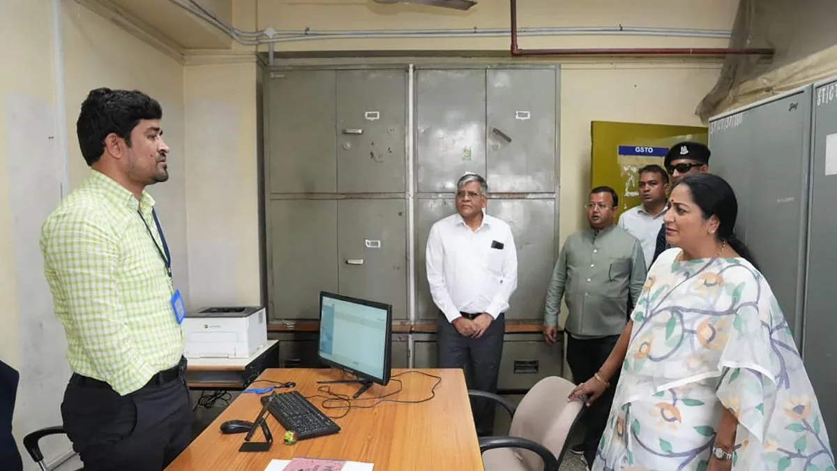 CM Gupta conducts surprise inspection of State GST office at ITO, directs officials to ensure ‘punctuality and cleanliness’