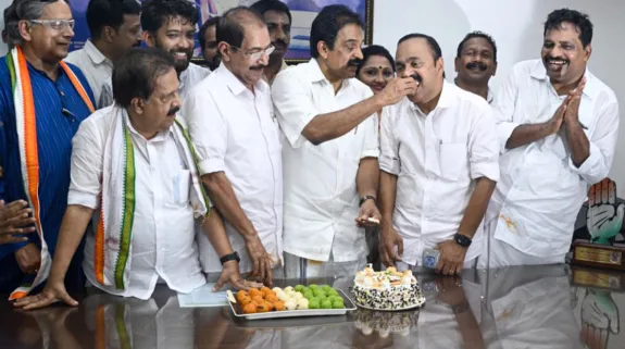 Congress Leaders Celebrate UDF Majority in Kerala at Thiruvananthapuram. (IANS)