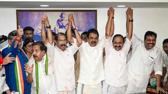 Congress Leaders Celebrate UDF Majority in Kerala at Thiruvananthapuram. (IANS)