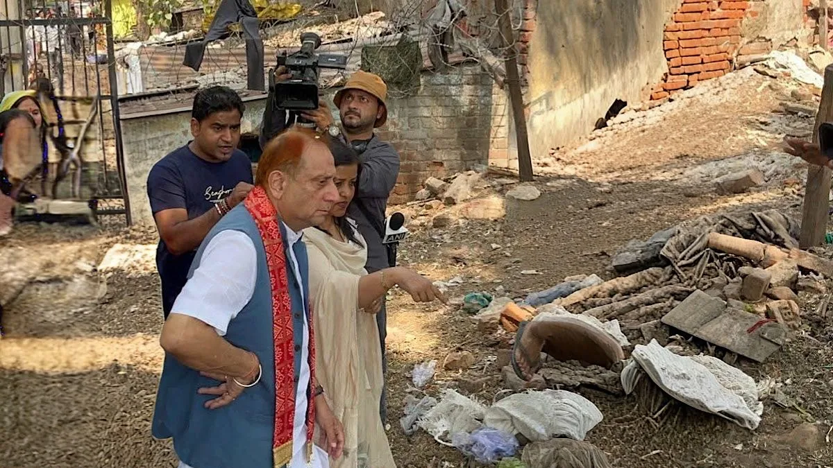 Delhi Mayor expresses displeasure with poor sanitation at Railway Under Bridge in Sindhora Kalan Village