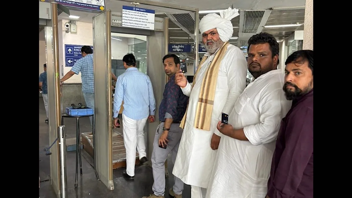 Palam 360 Khap chief Solanki travels by metro in line with PM’s call to save fuel
