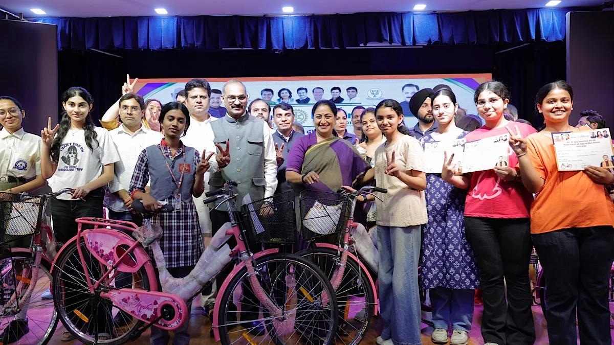 Over 500 girl students provided bicycles; CM says education crucial for their bright future