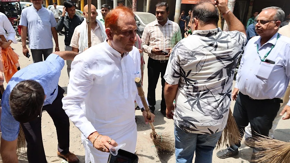 Delhi Mayor inspects sanitation arrangements in Karol Bagh Zone