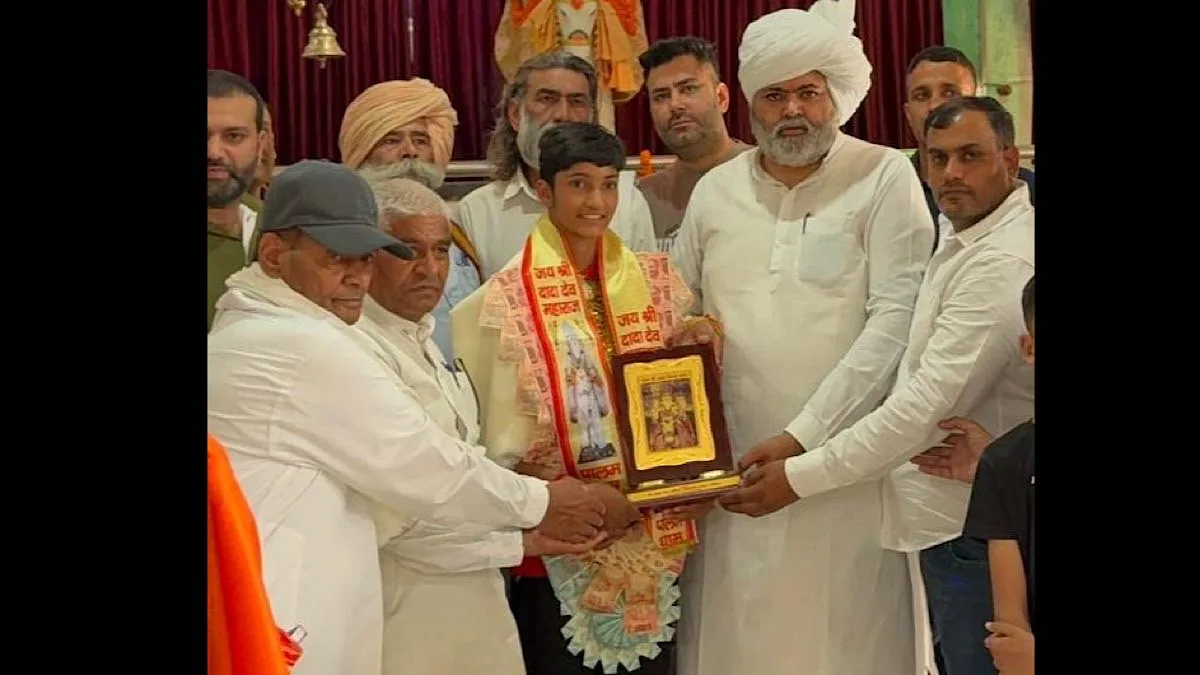 U-15 Asian Gold Medal winning boxer Hanshika Attri felicitated at Delhi’s Dada Dev Temple