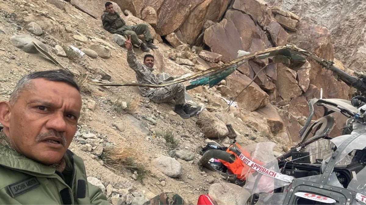 Major General clicks selfie, pilot shows victory sign after miraculously surviving Leh chopper crash, photo goes viral