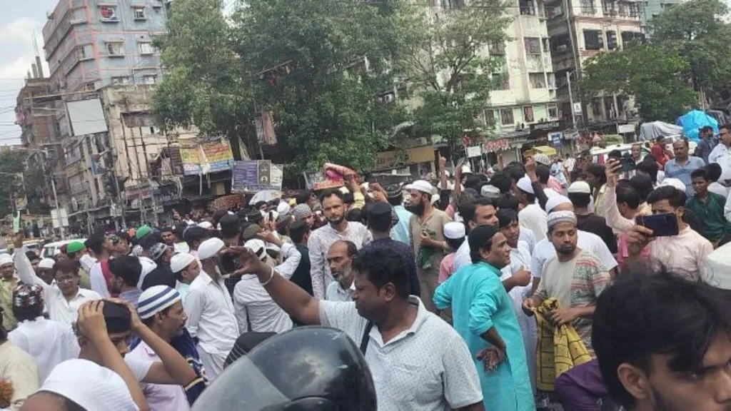 West Bengal: Tension grips Kolkata's Rajabazar after road blocked for Namaz - The Statesman