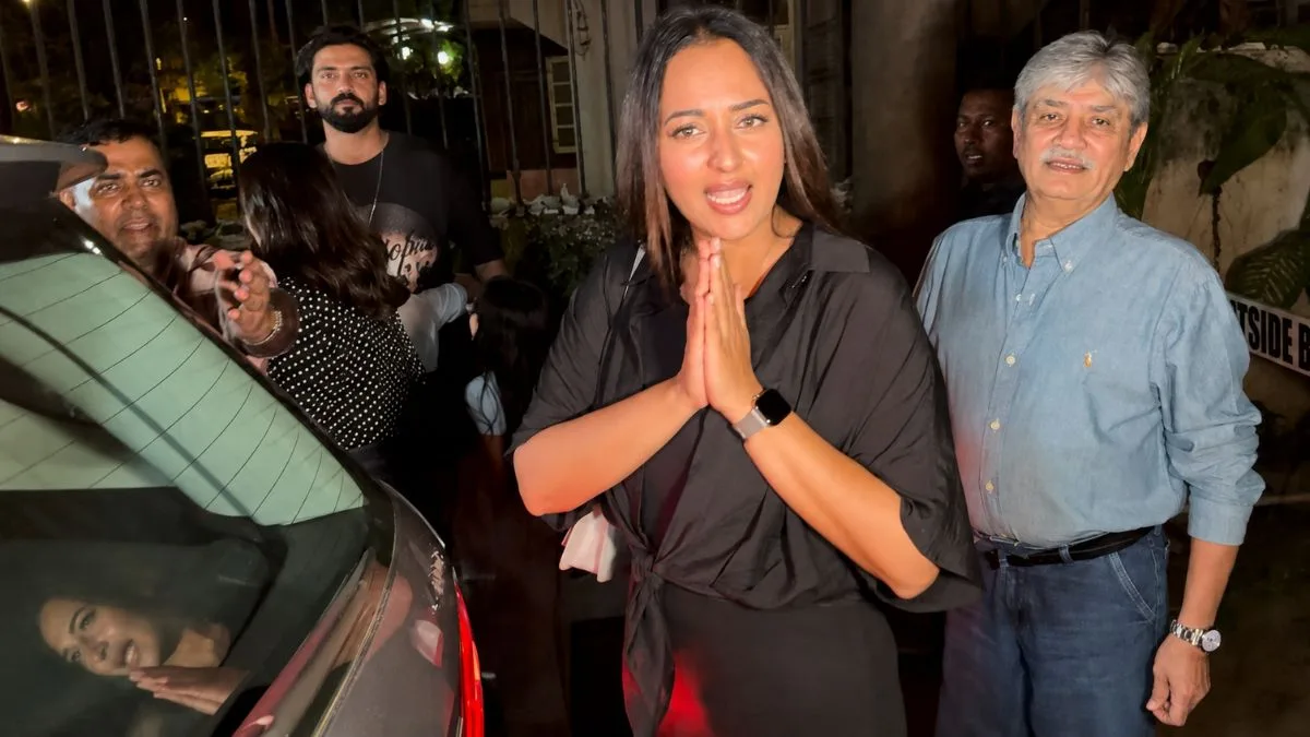 ‘Ho gaya na, bas karo’: Sonakshi Sinha confronts paparazzi over parents during dinner outing