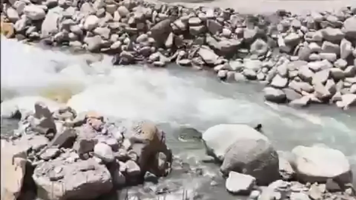 Major tragedy averted in Manikaran as three Punjab tourists swept into the Parvati river while taking selfies