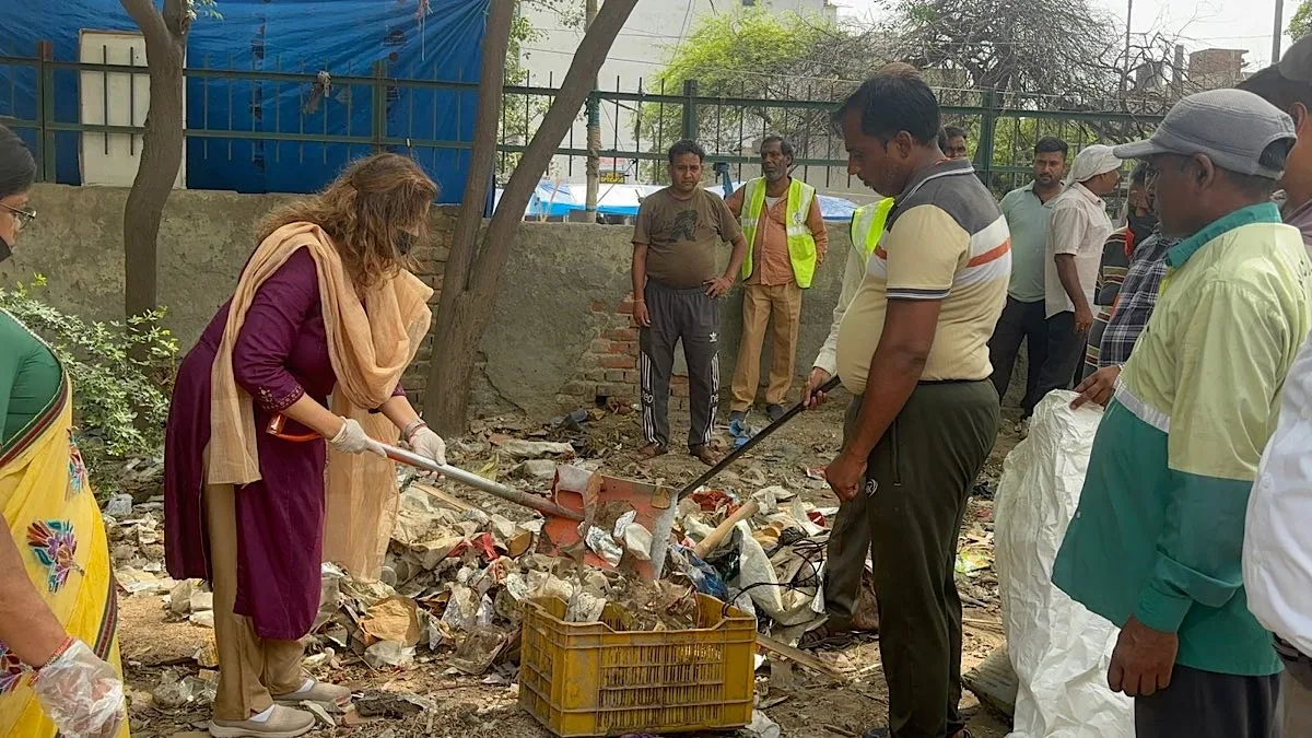 Deputy Mayor Monika Pant participates in special cleanliness drive in Karkardooma Village