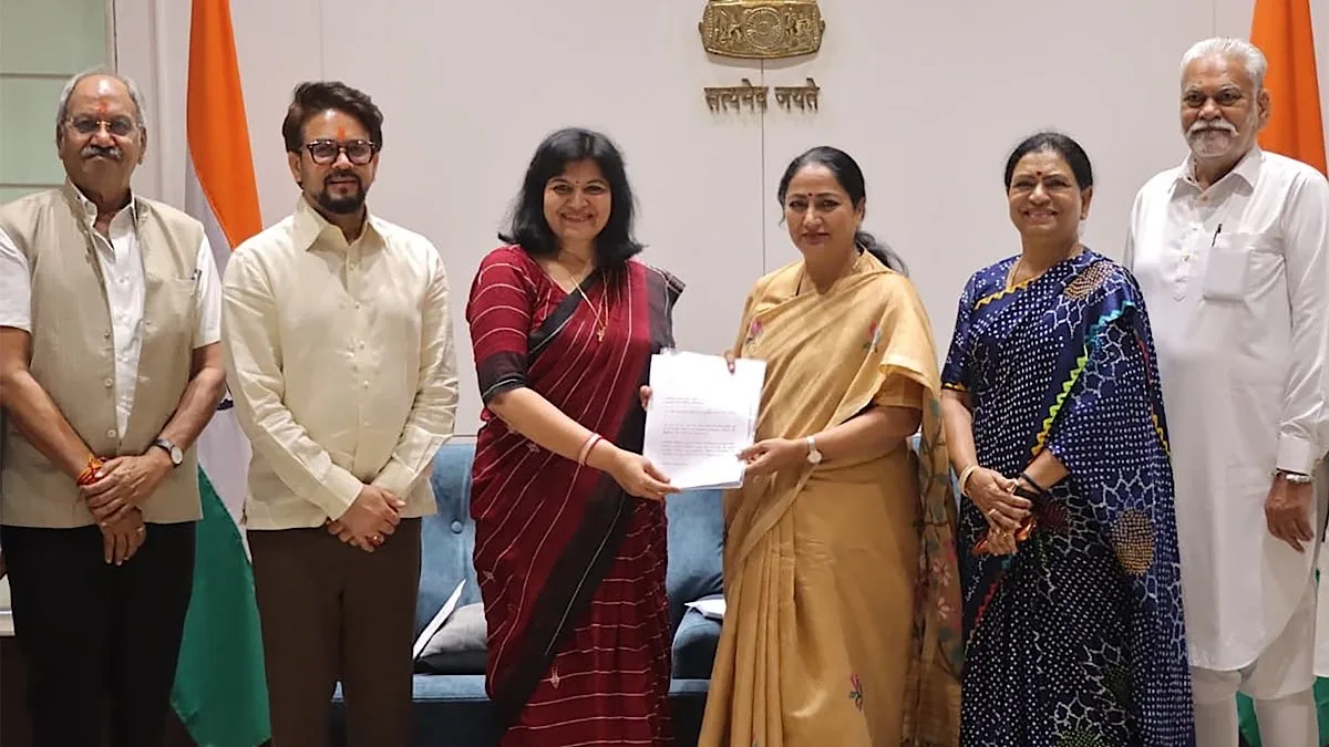 JPC meets Delhi CM, presents copies of three amendment Bills