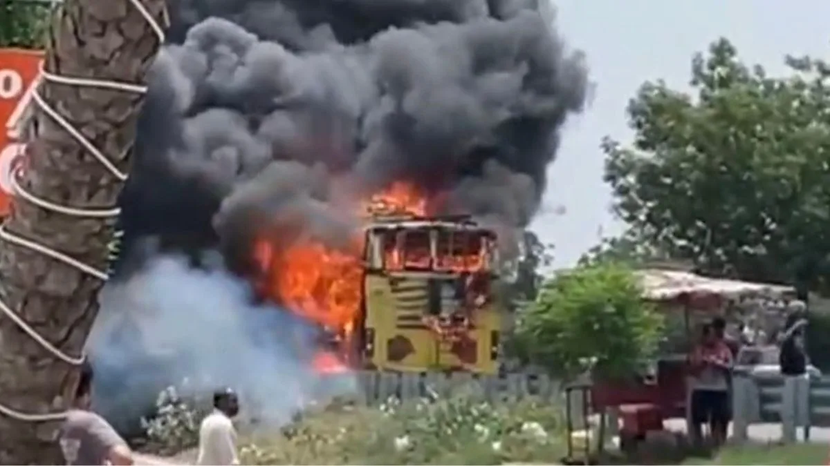 Passengers escape as moving sleeper bus catches fire near Khanna | VIDEO