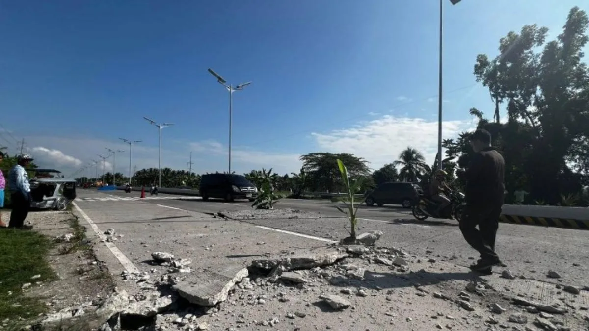 7.8-magnitude earthquake rocks southern Philippines, tsunami warning issued