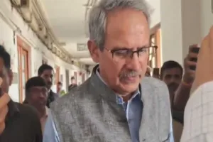 Six rebel Shiv Sena (UBT) MPs skip key parliamentary party meeting in Delhi; issued show-cause notices