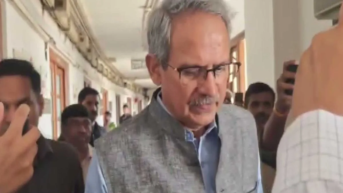 Six rebel Shiv Sena (UBT) MPs skip key parliamentary party meeting in Delhi; issued show-cause notices
