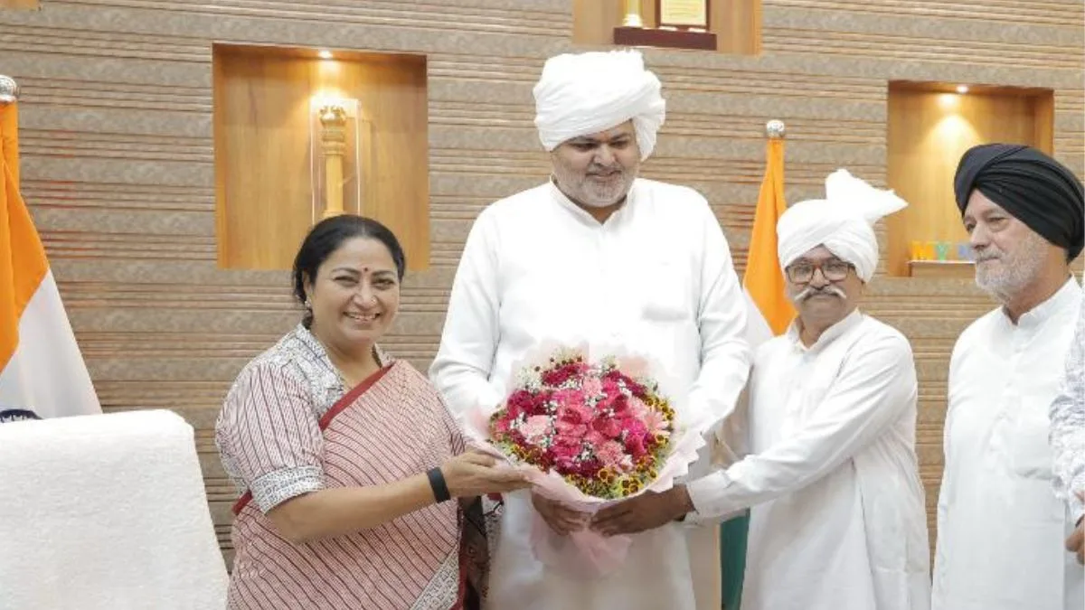 Delegation representing Delhi villages meets CM, discusses various issues