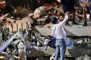 Twin earthquakes hit Venezuela within a minute; USGS estimates death toll could range from 10,000 to 100,000
