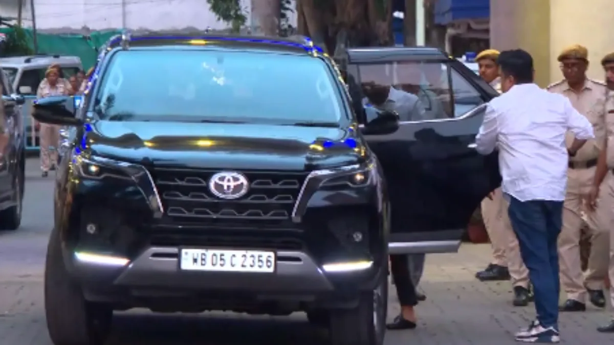 Abhishek leaves CID office after 6.5 hours of questioning, makes stopover at Mamata’s residence