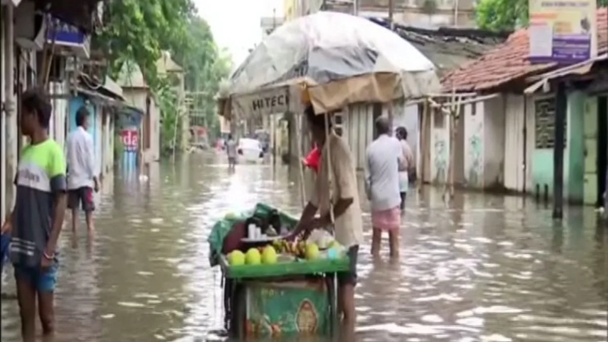 Heavy rain triggers major disruptions in Kolkata; one critically injured in Maheshtala mishap