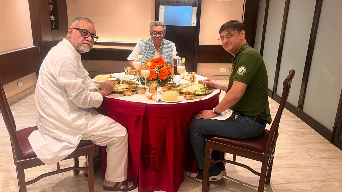 Swapan Dasgupta, Tapas Roy Meet PM’s Economic Advisory Council Member Sanjeev Sanyal
