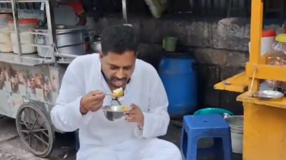 Bengal Tourism Minister Shankar Ghosh relishes ‘ghughni-muri’ at roadside stall