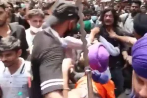 Clashes erupt within Jantar Mantar agitators, CJP gets into fight with Nihang Sikhs