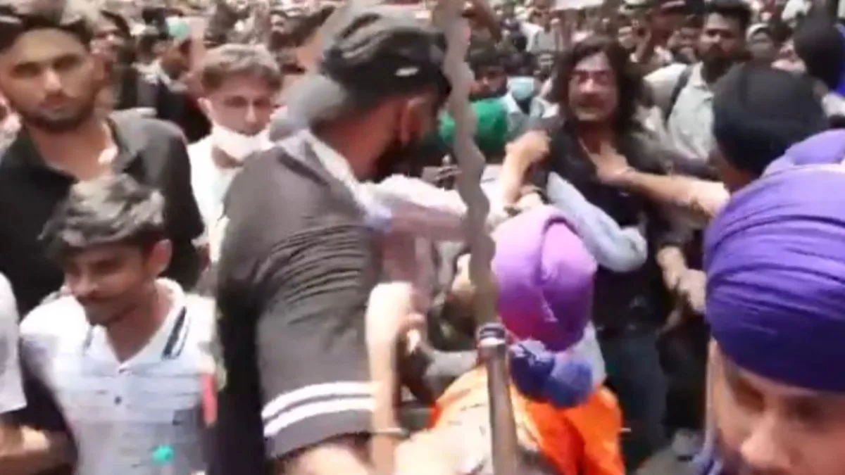 Clashes erupt within Jantar Mantar agitators, CJP gets into fight with Nihang Sikhs