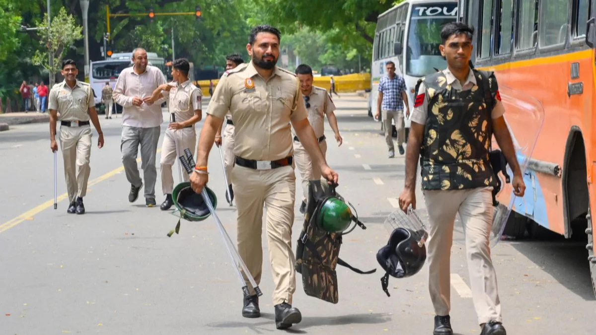 Delhi Police debunk viral claim that woman officer lost unborn child during Jantar Mantar protest