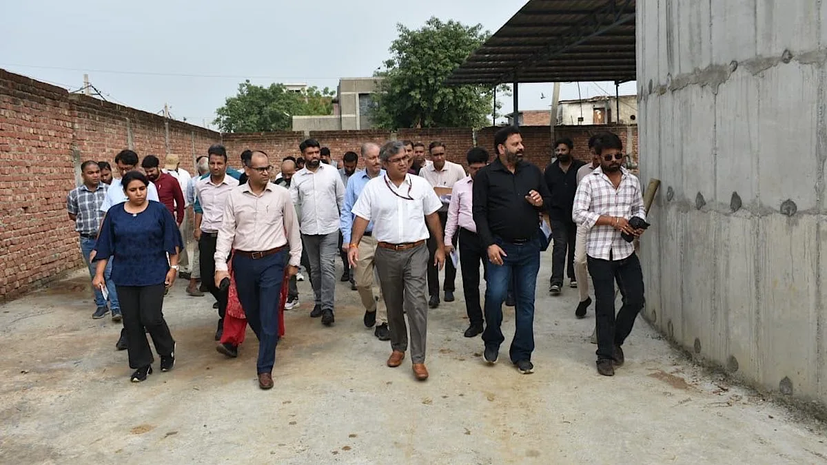 MCD Commissioner reviews progress of Goyla Dairy CBG Plant