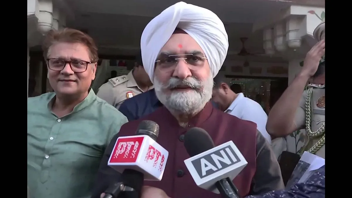 LG takes Metro ride to CP, interacts with commuters, listens to their concerns and aspirations for the city