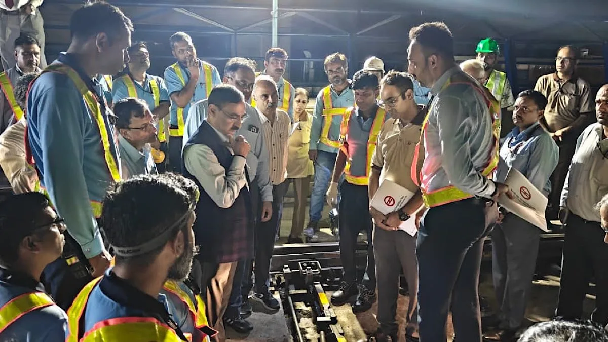 DMRC MD conducts night inspection on Blue Line to monitor progress of ongoing passenger amenities related works