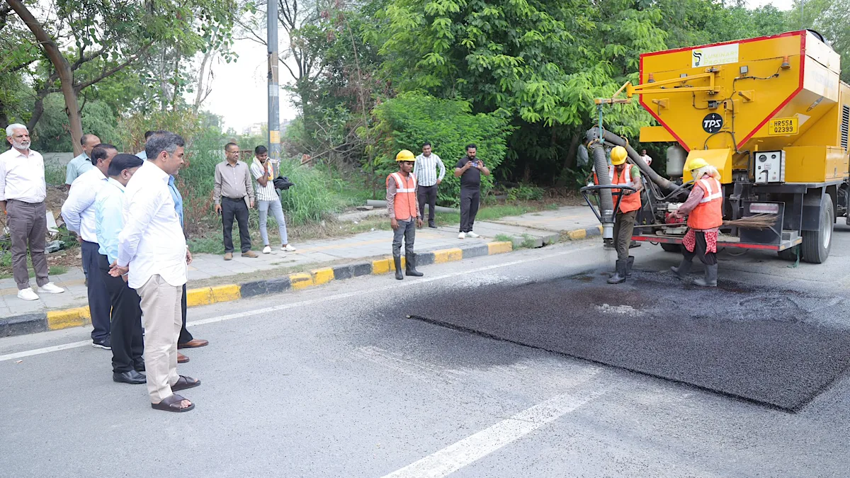 Delhi PWD Mininister reviews ‘spray injection patching’ tech for pothole repairs