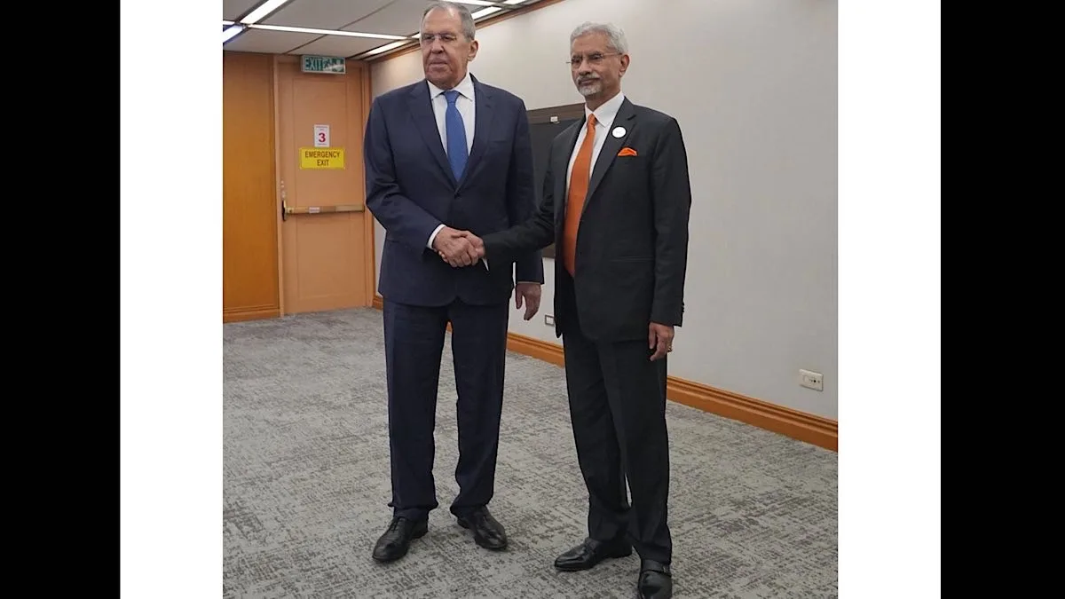 Jaishankar raises safety of Indian seafarers with Lavrov during Manila meeting