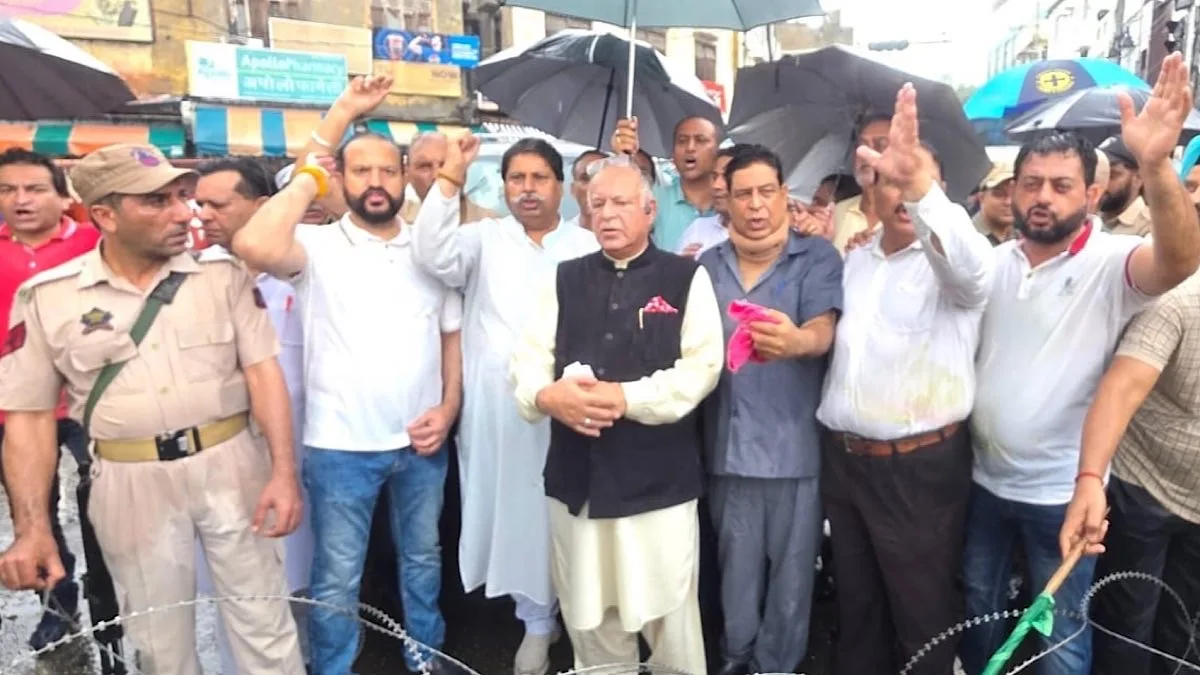Jammu witnesses BJP-Congress showdown over Rahul’s detention, student protest