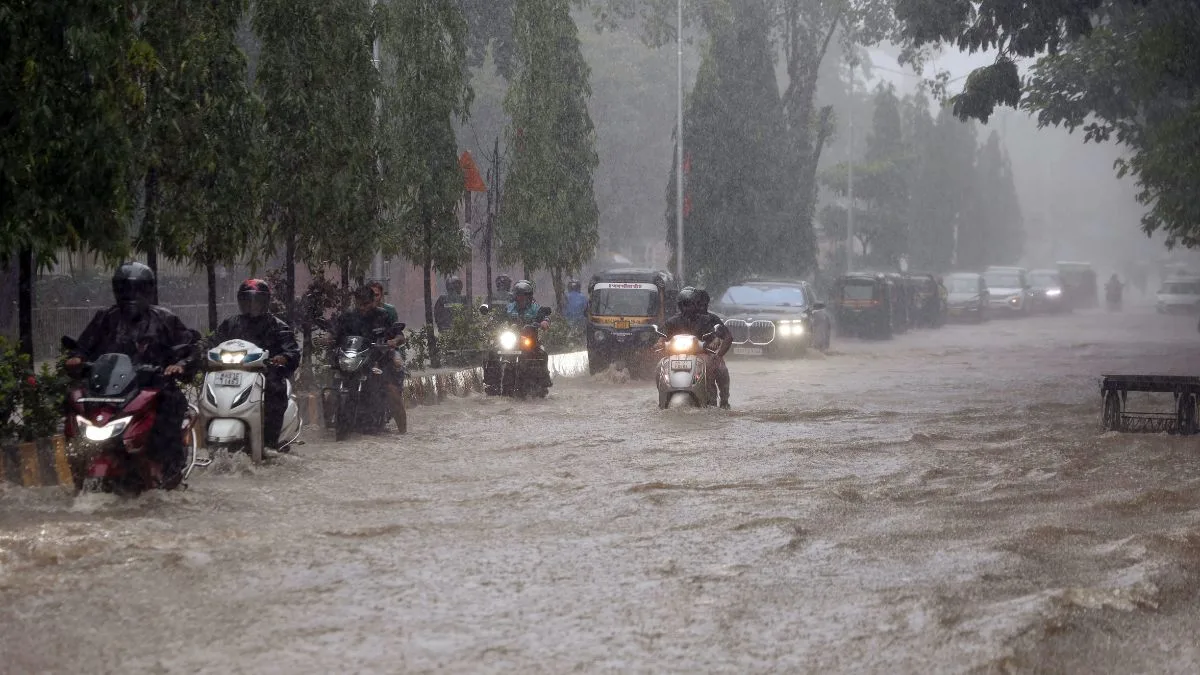Extremely heavy rain to batter Mumbai and 5 Maharashtra districts till July 6; schools shut, red alert issued